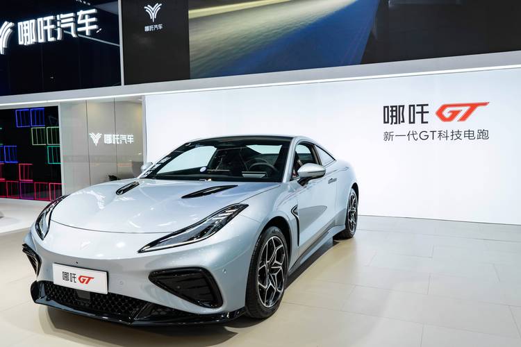 重庆349哪吒汽车在智能汽车领域的表现，领途汽车在新能源汽车市场中的影响力